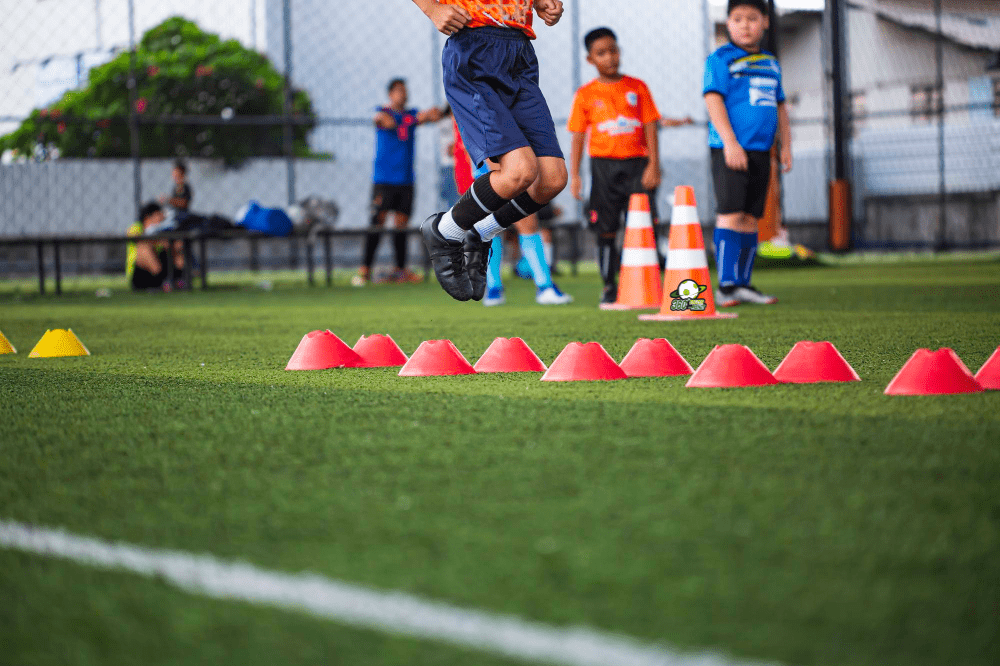Ejercicios de entrenamiento diseñados para mejorar la velocidad de reacción en el fútbol.
