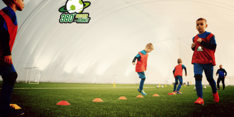 Niños Futbolistas. Niños Jugando Al Fútbol En El Campo Del Deporte
